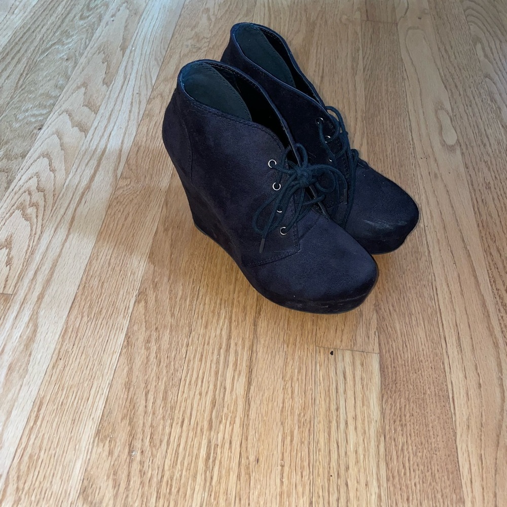 Shi by Journey black boot wedges